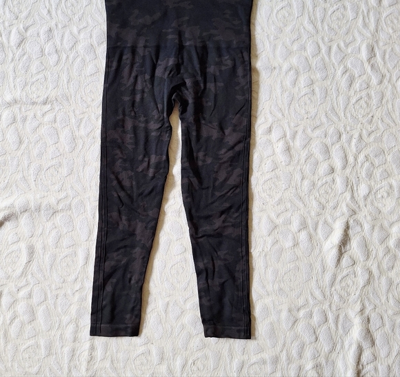 Spanx Camo Cropped Leggings Medium M - Picture 3 of 8